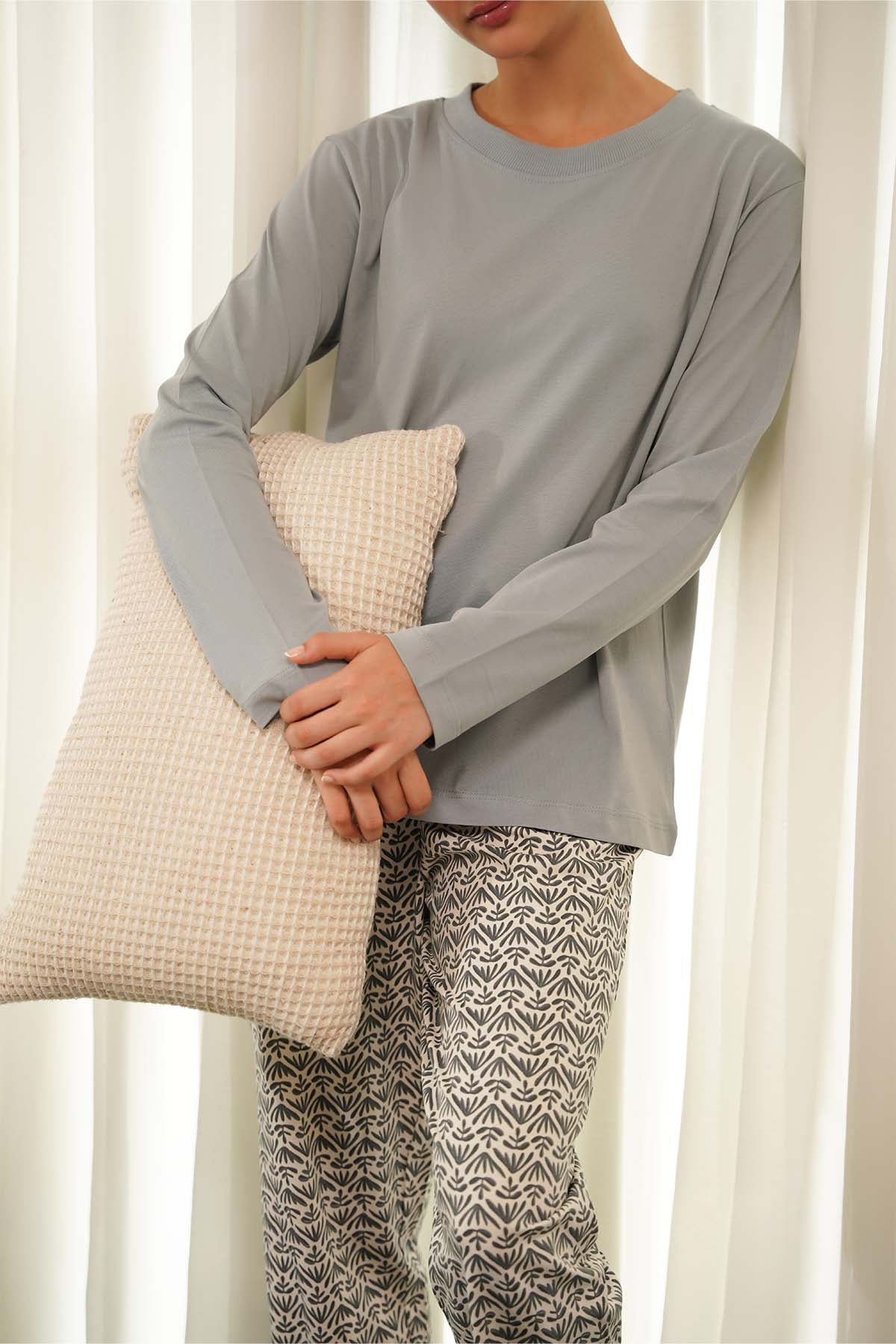 The Maya Pajama Set for Women provides a soft, relaxed fit, ensuring a peaceful and restful sleep.